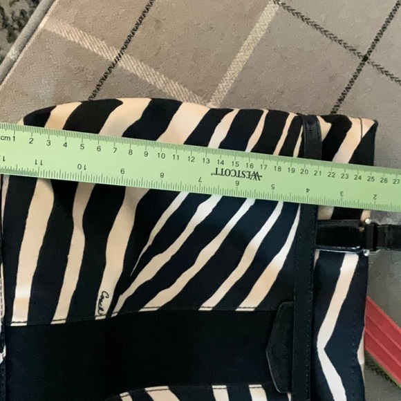 Very interesting coach bag zebra print very clean some cracks on handles no - Picture 8 of 11